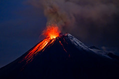 通古拉瓦火山喷发和蓝色天空