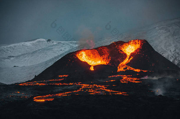 2021年冰岛<strong>火山</strong>爆发。Fagradalsfjall<strong>火山</strong>位于Grindavik和Reykjavik附近的Geldingadalir山谷。从<strong>火山</strong>口喷出的热熔岩和<strong>岩浆</strong>.