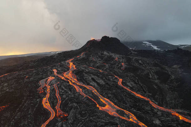 火热的熔岩和岩浆从火山口喷出，2021年4月