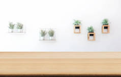 在咖啡店或餐馆前的空木桌和模糊的抽象背景，用于展示产品或蒙太奇.