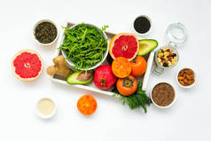 木托盘中的健康食品: 白色背景下的水果、蔬菜、种子和蔬菜。平躺。顶部视图
