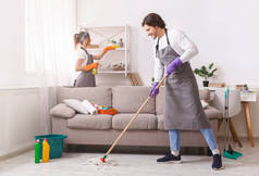 住宅清洁服务。有技能的持家者夫妇整理公寓
