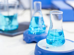用蓝色的液体，在化学实验室里的烧瓶