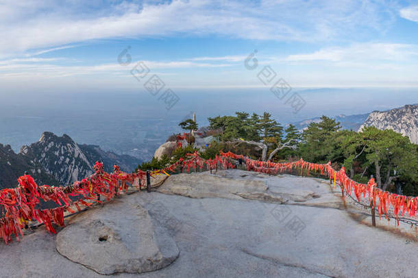 华山石山美丽的空中景观.陕西最受欢迎旅游胜地的山顶谷地