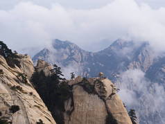 西安市附近的华山。中国最危险的小道和拥挤的人群。华山是2018年10月18日中国陕西华林市的五大山脉之一.