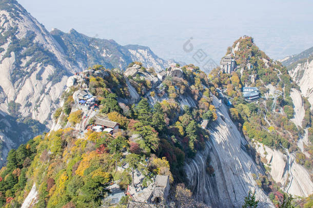 华山顶上的道教古寺.<strong>陕西</strong>最受欢迎的旅游胜地的山顶山谷.翻译为