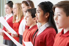 组的儿童在学校唱诗班唱歌