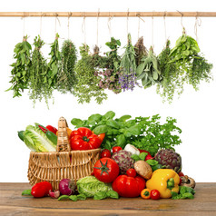 新鲜的蔬菜和 herbs.shopping 篮子。厨房内饰