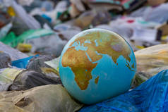 塑料袋行星地球。全球垃圾收集。我们来吧!清除塑料碎片行星.