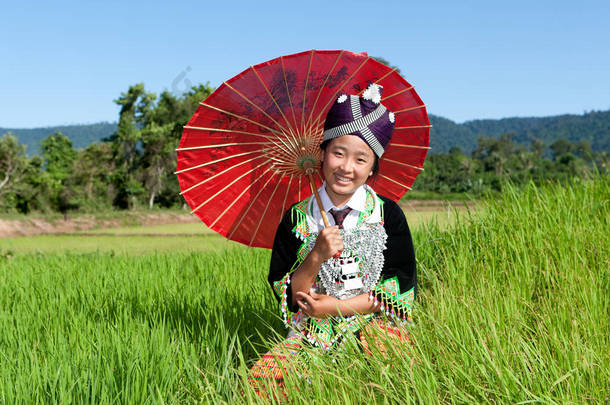 从老挝的肖像苗族, 与阳伞和传统的民族服装
