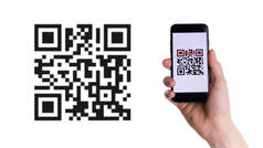 Qr代码扫描。手持智能手机屏幕支付，在线支付，扫描条形码与qr代码扫描仪在数字智能手机上。网上购物、无现金社会技术概念