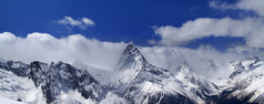 雪山的全景