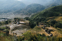 在美丽的山上的农业梯田和建筑物, 越南, Sa Pa,