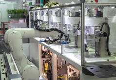 生产线上的工业自动化机器人手臂装卸工件
