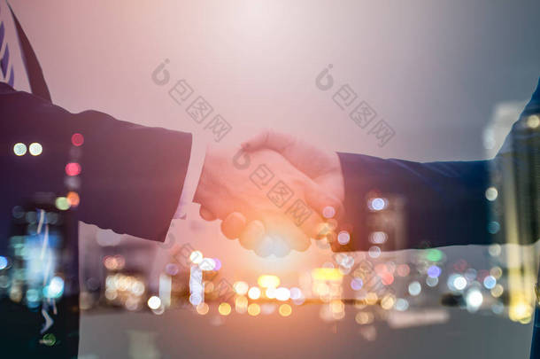 双曝光两个自信的商人与城市握手。成功的商业伙伴。<strong>洽谈</strong>业务。生意人对工作很满意, 和同事一起享受。完成<strong>会议</strong>.