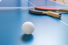 白球乒乓球或木制的桌子上的乒乓球.