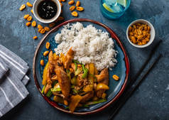 功夫鸡，炒中国四川传统菜鸡，花生，蔬菜和辣椒.