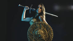瓦尔基里战士, 金色盔甲的女人和大武士剑