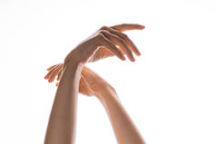 手的姿势优雅的女性双手高举，与白色隔离,