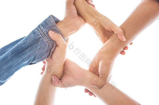 双手抓握手腕在世界团结与和平合作背景下与阳光隔绝的白色背景。和平与符号概念