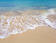 在拿骚巴哈马的绿松石太平洋海岸上的沙滩和泡沫泡冲浪
