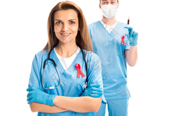 医生站在白色, 世界艾滋病日概念查出的红丝带和注射器