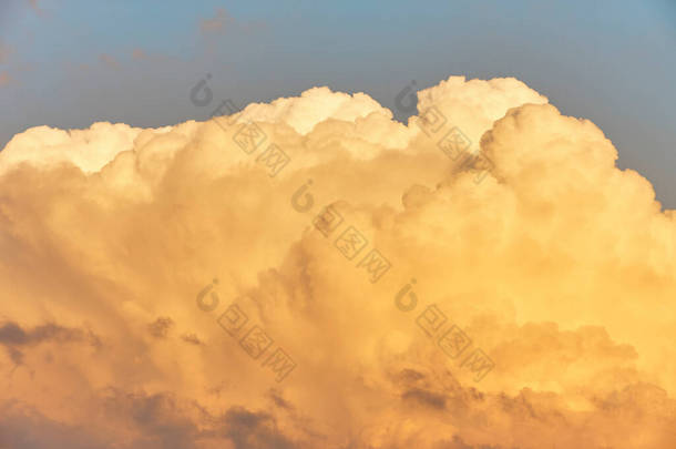 暖色调的云彩天空.天气预报背景。B.大气