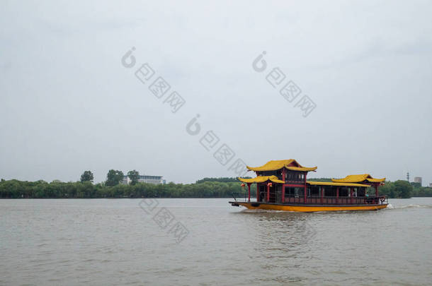 在中国嘉兴南湖上航行的传统船只