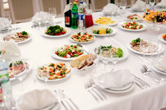 餐桌设置服务与银器和玻璃餐具在餐厅