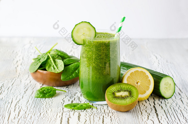 绿色新鲜健康排毒冰沙与菠菜， 菜， <strong>奇异果</strong>.