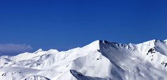 在晴朗的一天滑雪雪坡上的全景视图