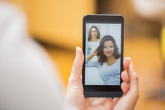 skype vid 女性手握一款智能手机的特写