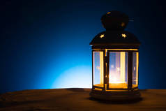 斋月的神圣月的背景。沙子上的明亮的灯笼与拷贝空间
