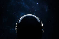 宇航员头盔是恒星和星系的反射.太空探索，一位宇航员仰望太空。3D渲染