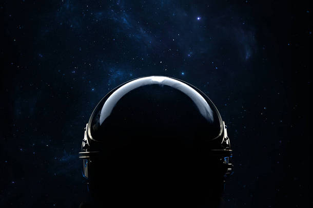 宇航员头盔是恒星和星系的反射.太空探索，一位宇航员仰望太空。3D渲染