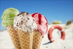 不同口味的冰淇淋在海滩背景下的特写镜头