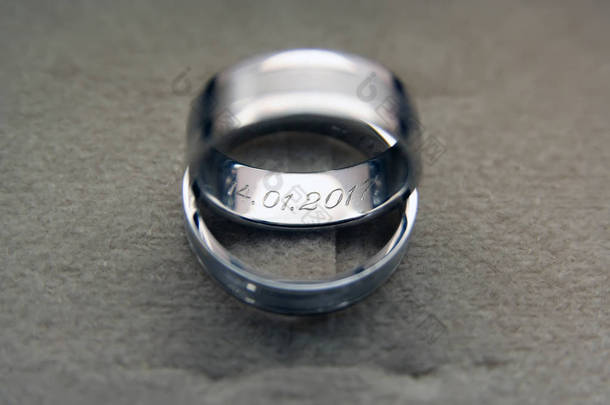 结婚戒指。结婚戒指用上它的日期.