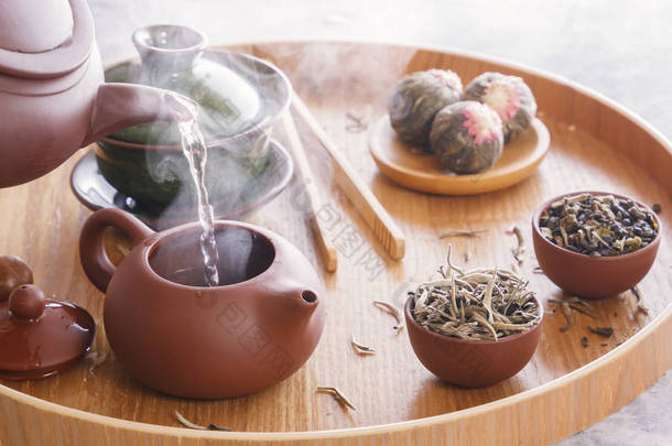 在传统<strong>茶道</strong>中, 沸水倒入陶瓷茶壶。特写