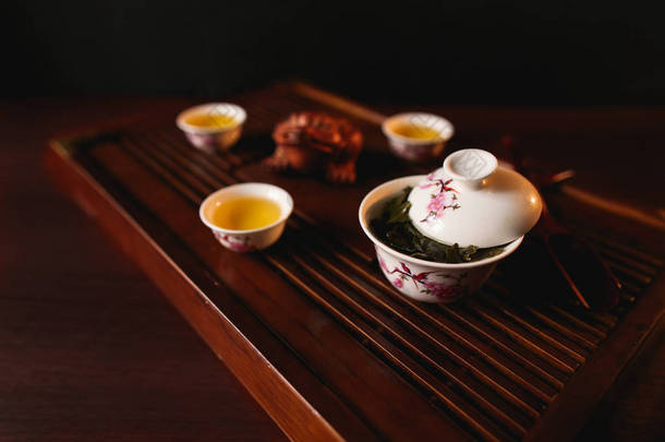 传统的中国茶道。瓷盖碗和三个茶杯茶台沙邦.