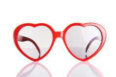 塑料眼镜的红色心型