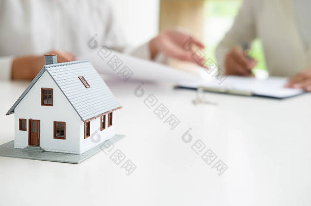 与房<strong>地产</strong>经纪人和客户讨论购房、保险或贷款房<strong>地产背景</strong>的房模.