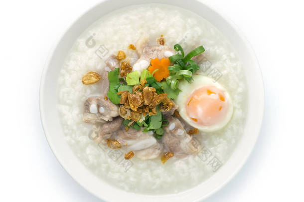 米粥，配上猪肉软骨或软排骨，猪肉和煮熟的鸡蛋，配上葱、胡萝卜和芹菜片，是亚洲传统的蒸饭食品，用大量的水煮成