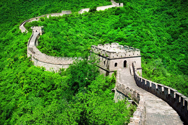 中国的长城。 4.中国的长城是由一系列石头砌成的防御工事