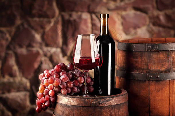 <strong>红酒</strong>。静物与玻璃和瓶<strong>红酒</strong>、 葡萄和桶。选择性的焦点。酒窖的气氛。复制空间