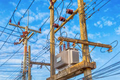 供用户使用的供电系统，高压电源变压器安装在蓝天背景的木制电杆上