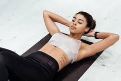 奇妙的运动女性做腹肌在健身垫
