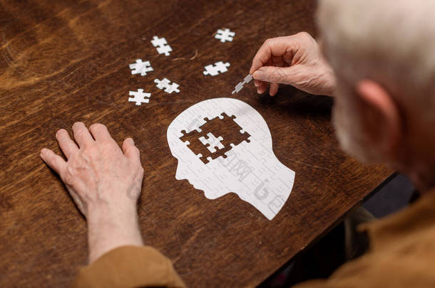 老年人作为老年痴呆症康复者收集拼图的高视角视角