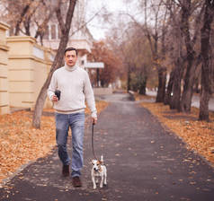 人类带着他的狗散步