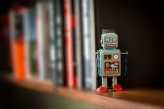 老式的铁皮玩具机器人在书架上