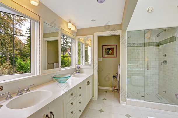 宽敞明亮的浴室玻璃门淋浴